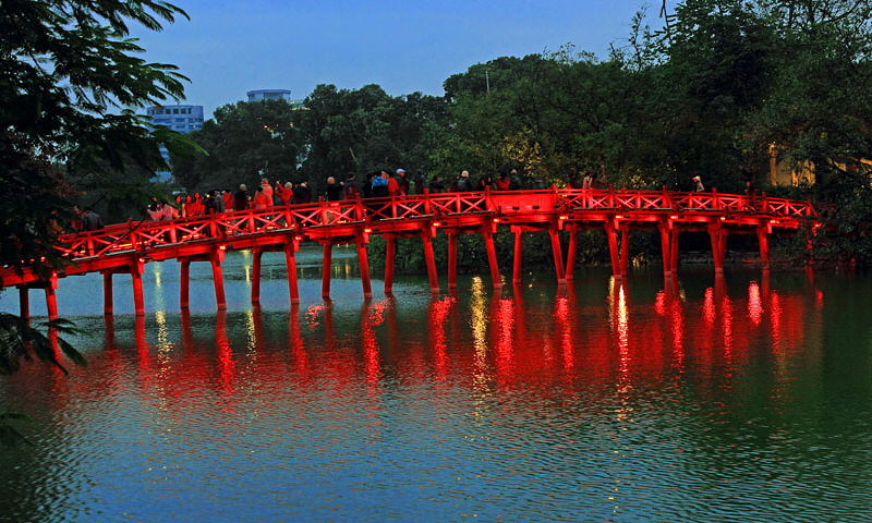Vietnam, HANOI, Hoan Keim Lake, Huc Bridge (Red Bridge), dusk view, VT1021JPL A 800