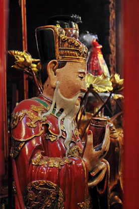 Vietnam, HANOI, Hoan Keim Lake, Ngoc Son Temple, shrine room statue, VT1594JPL 4000 A 276