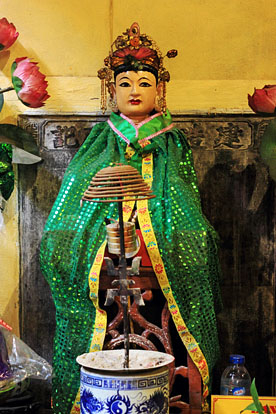 Vietnam, HANOI, Old Quarter, Bach Ma Temple, shrine statue, VT1418JPL 4000 A 276
