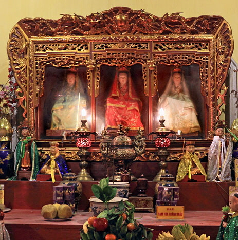 Vietnam, HANOI, Old Quarter, Bach Ma Temple, shrine statues, VT1417JPL 4000 A 467 deep