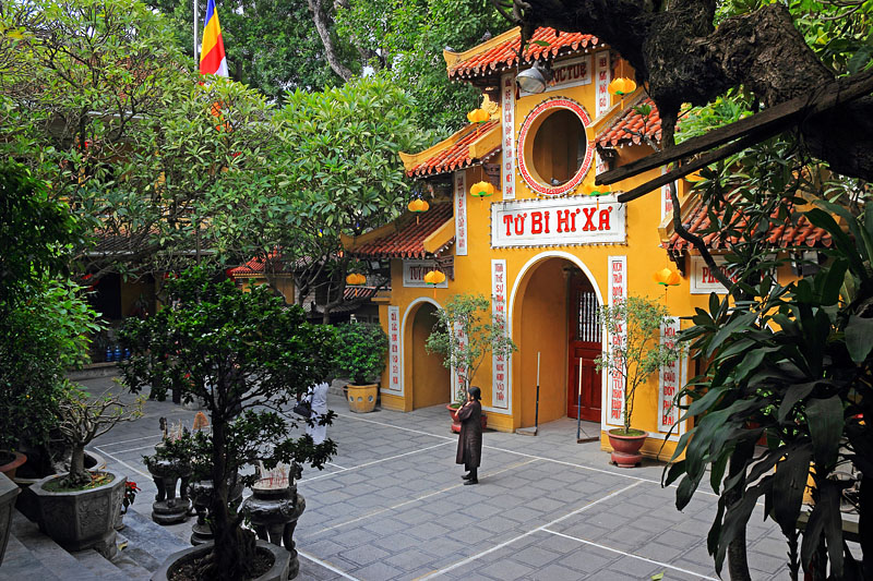 Vietnam, HANOI, Old Quarter, Chua Quan Su Temple, courtyard, VT1427JPL A 800