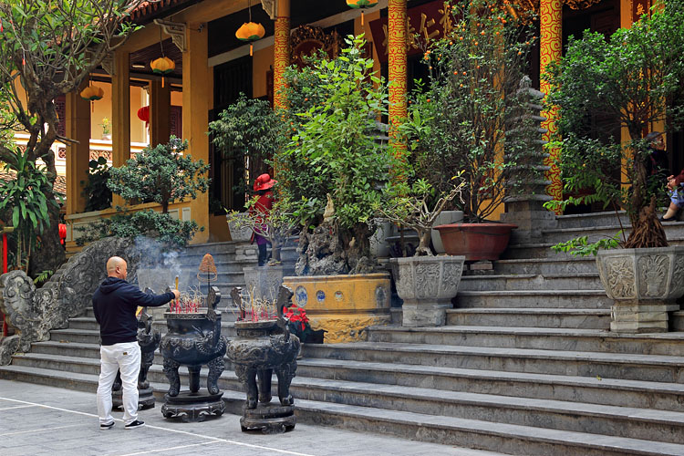 Vietnam, HANOI, Old Quarter, Chua Quan Su Temple, courtyard, VT1437JPL A 750