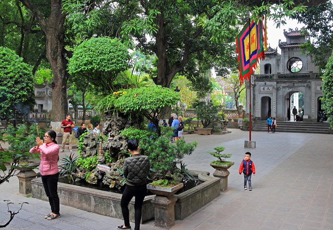 Vietnam, HANOI, Quan Thanh Temple (Tran Vu), courtyard, VT1641JPL A 700