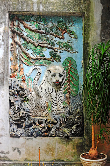 Vietnam, HANOI, Quan Thanh Temple (Tran Vu), courtyard, relief sculpture, VT1654JPL A 370