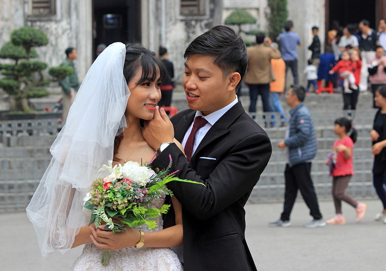 Vietnam, HANOI, wedding couple, bride and groom posing for photos, VT1258JPL A 800